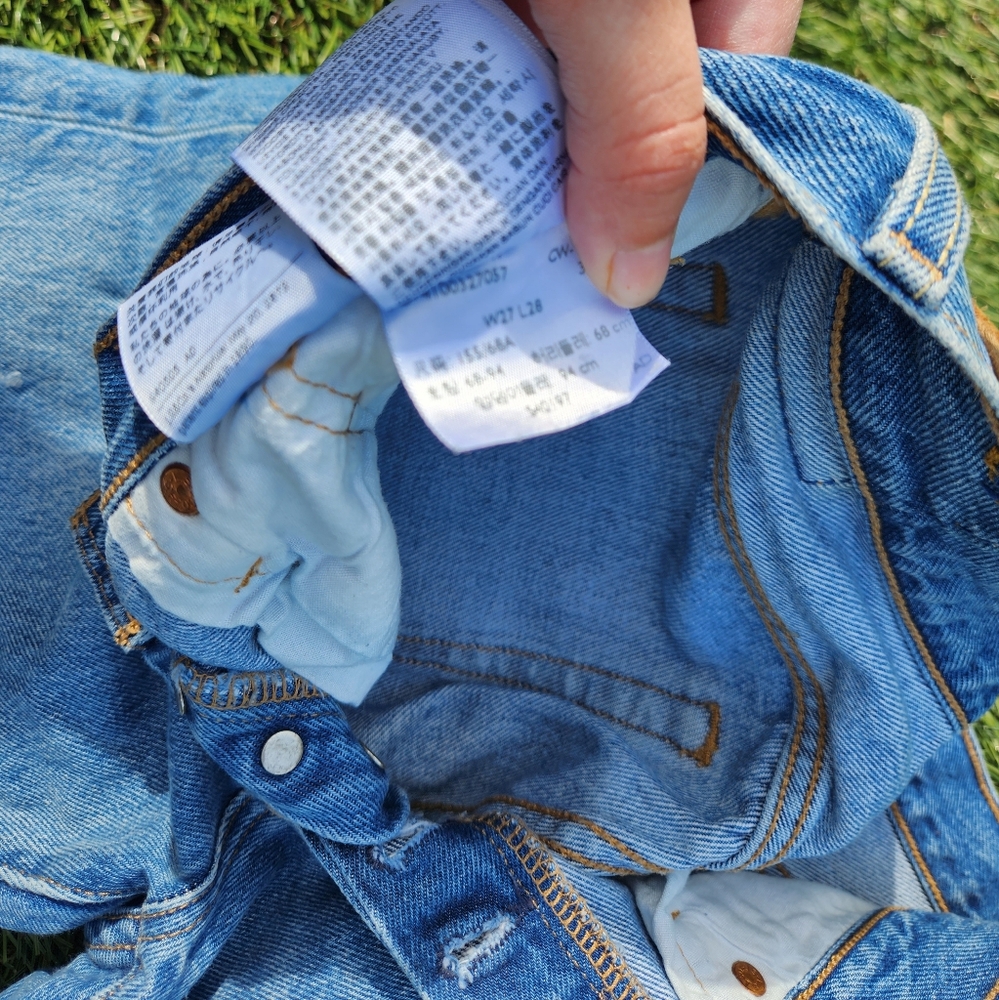 Levis - Picture 3 of 5